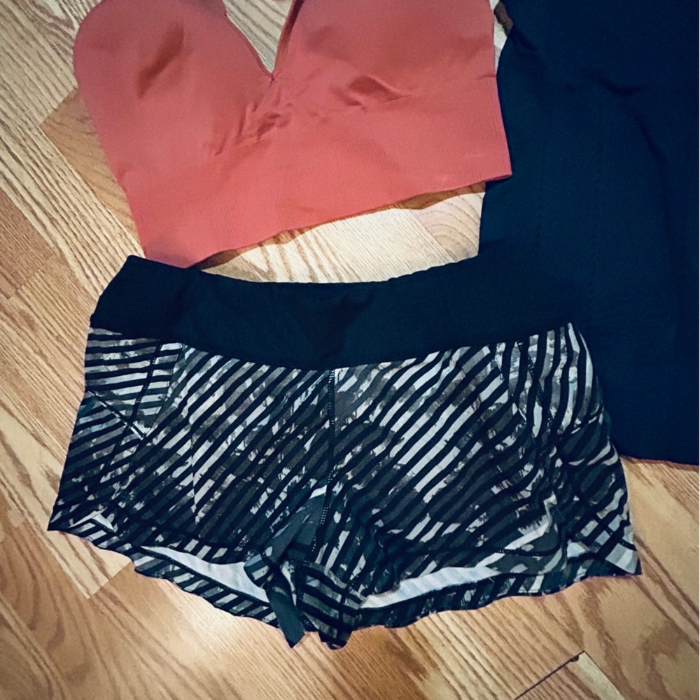 3 Pieces Athleta Pieces SZ Small 1 Sports Bra 1 Black Tank Top & 1 Shorts - Picture 4 of 12